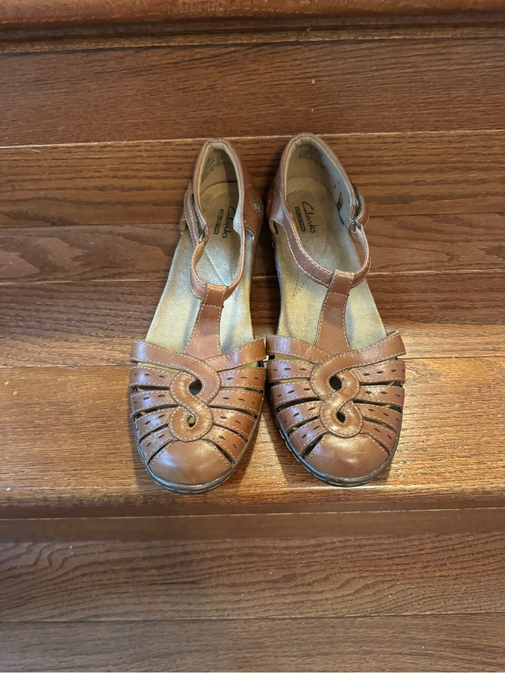 Clarks Women's light brown Leather T-Strap shoes
